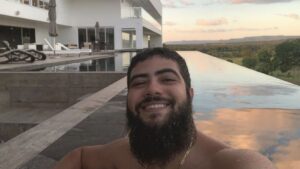 Henrique mostra fachada de sua mansão nas redes sociais (Foto: Reprodução)