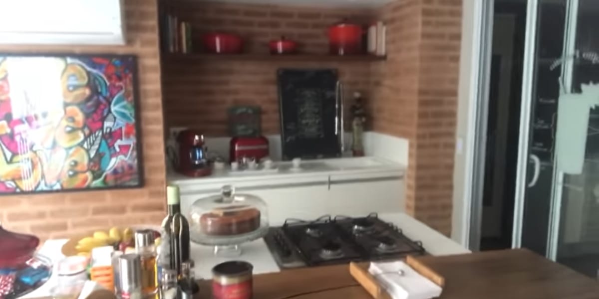 Cozinha da mansão de César Tralli e Ticiane Pinheiro (Foto Reprodução/Youtube)