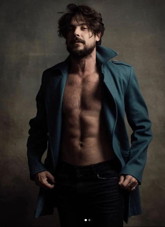 Tanquinho, cabeludo e muito sexy A transformação e o jeito irreconhecível que Sergio Guizé ficou hoje - Foto Reprodução