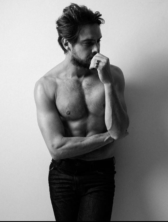 Tanquinho, cabeludo e muito sexy A transformação e o jeito irreconhecível que Sergio Guizé ficou hoje - Foto Reprodução