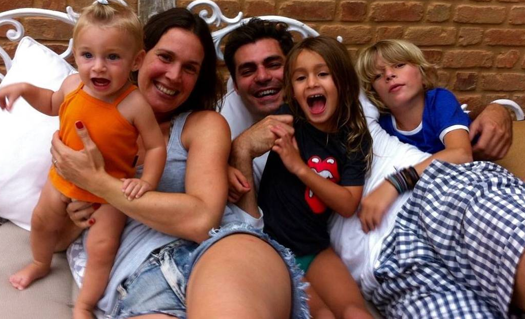 Thiago Lacerda e esposa ao lado dos filhos (Foto: Divulgação)