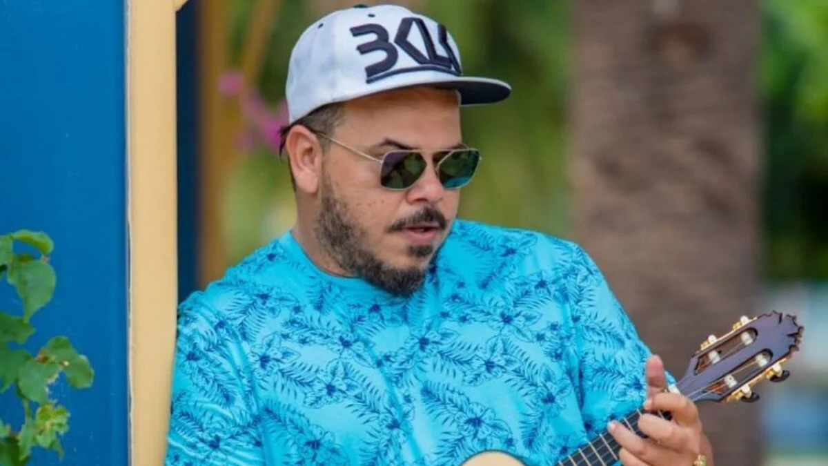 Durante show, vocalista de famoso grupo infarta e é socorrido às pressas e lavado para o hospital  - Foto Reprodução