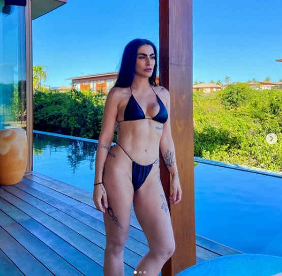Cleo exibindo o seu corpão de biquíni (Foto: Reprodução)