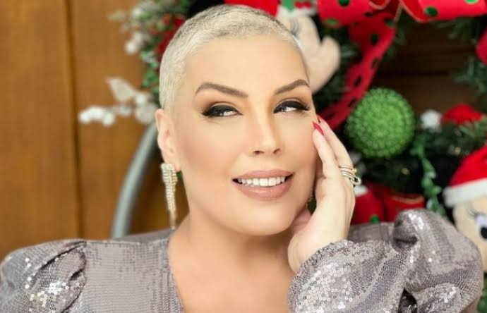 Em meio ao tratamento de câncer e mesmo com mudança de aparência física, Simony dá show de autoestima e inspira