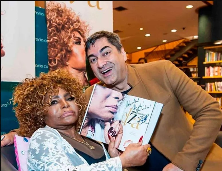 Zeca Camargo foi o autor da biografia de Elza Soares e contribuiu para o documentário da Globo
