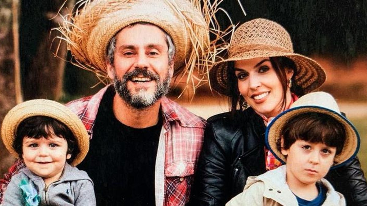 Alexandre Nero com a esposa, Karen Brusttolin, e os dois filhos (Foto: Reprodução)