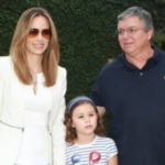 Boninho e Ana Furtado com a filha Isabella (Foto: Reprodução)