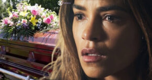 Travessia - Após ser enterrada viva, Brisa descobre paradeiro da irmã (Foto: Reprodução / Globo / Montagem TV Foco)