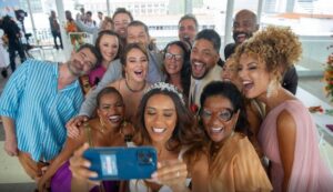 Parte do elenco no casamento de Clarice e Ítalo em Cara e Coragem (Foto: Reprodução / Globo)