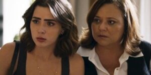 Chiara e Dina em cena de Travessia (Foto: Reprodução / Globo)