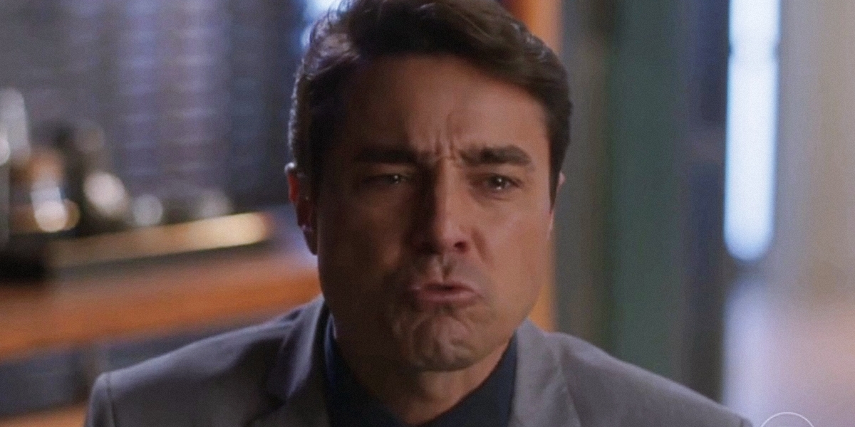 Danilo com cara de raiva na novela Cara e Coragem