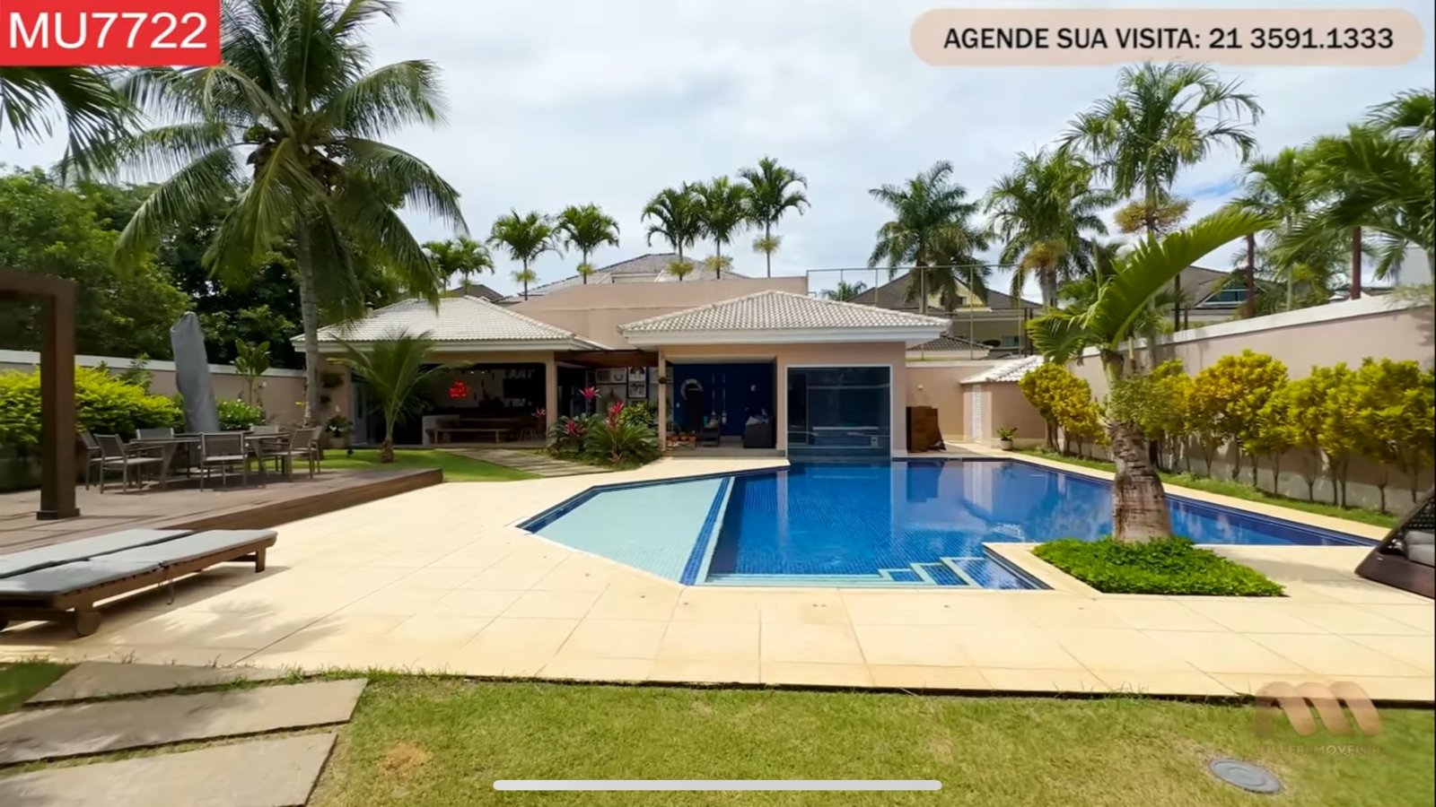 Piscina da mansão - Foto Reprodução Youtube