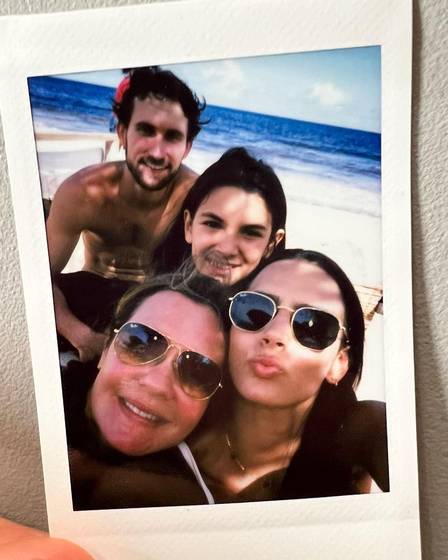 Felipe Ricca, filho de Adriana Esteves e Marco Ricca, surgiu com a mãe e a irmã mais nova (Foto: Reprodução)