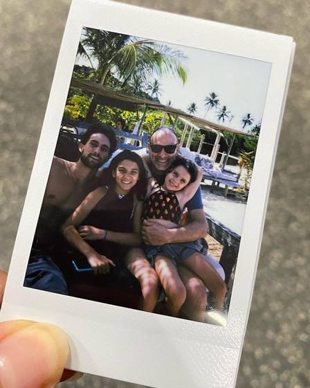 Felipe Ricca, filho de Adriana Esteves e Marco Ricca, surgiu com o pai e as irmãs mais novas (Foto: Reprodução)
