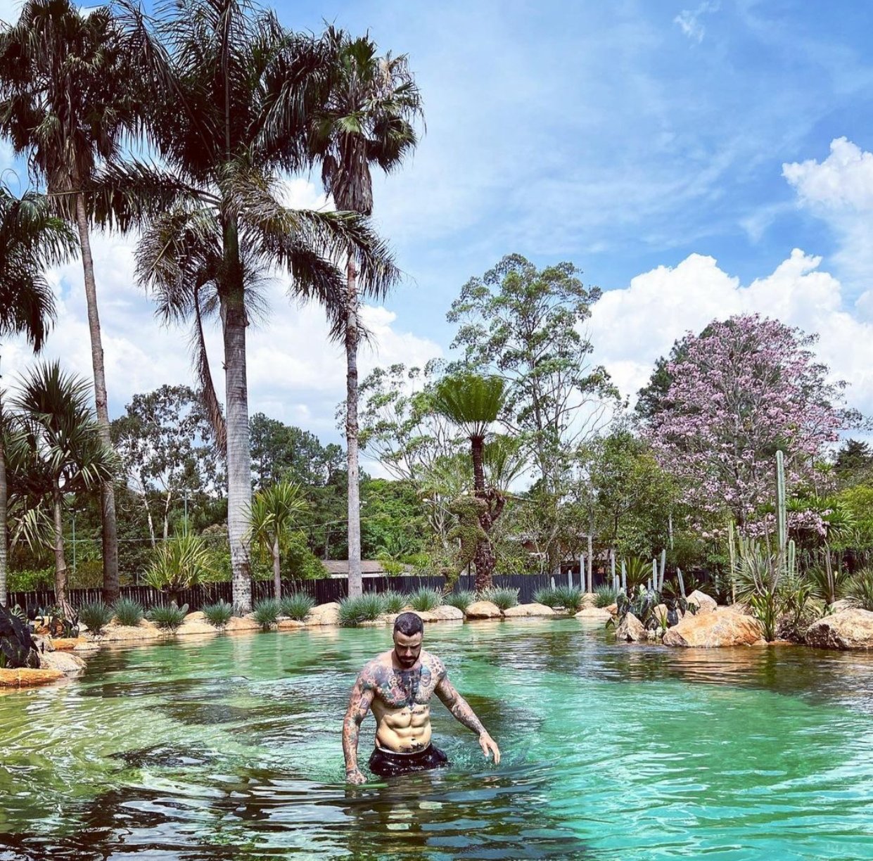 O ator, além de empresário e muito bonito, impressiona com ilha privada (Reprodução - Instagram)