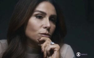 Travessia - Bandida se disfarça de diarista, vigia os passos de Helô e planeja crime chocante contra a delegada (Foto: Reprodução / Globo / Montagem TV Foco)