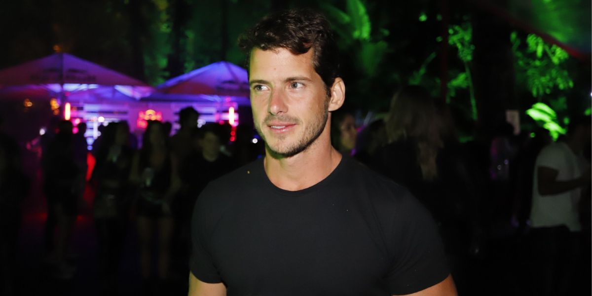 Isis Valverde é vista em clima de romance com cunhado gato de Claudia Leitte, Lucas Pereira, durante viagem para a Bahía (Foto: Reprodução / Whagner Duarte)