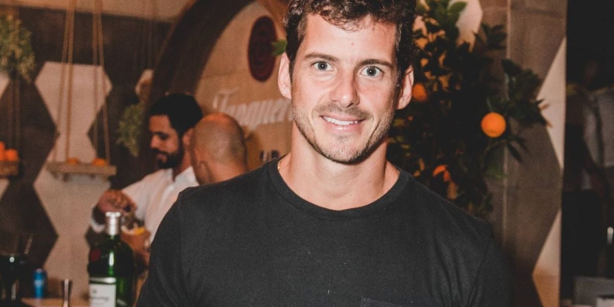 Isis Valverde é vista em clima de romance com cunhado gato de Claudia Leitte, Lucas Pereira, durante viagem para a Bahía (Foto: Reprodução / Whagner Duarte)