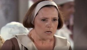 Jezebel se vestirá de vendedora e cairá na labuta em Chocolate com Pimenta (Foto: Reprodução / Globo)