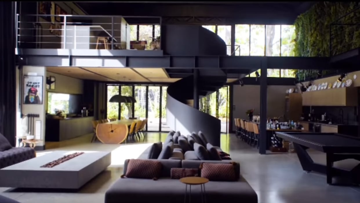Mansão do ator impressiona com ilha privada, fachada de vidro e closet sem fim (Reprodução - instagram Felipe Titto)