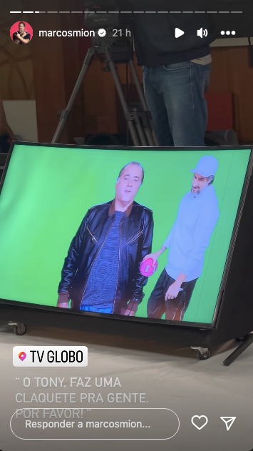 Nas redes sociais, Marcos Mion aparece ao lado de Tony Ramos em estúdios da Globo e pede para que ator faça a claquete com as mãos em fundo verde (Foto: Reprodução / Instagram)