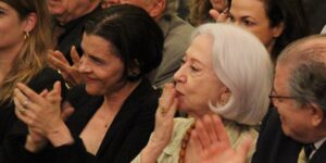 Marina Lima, que é cantora e já foi namorada de Gal Costa, junto com a atriz Fernanda Montenegro (Foto: Reprodução)