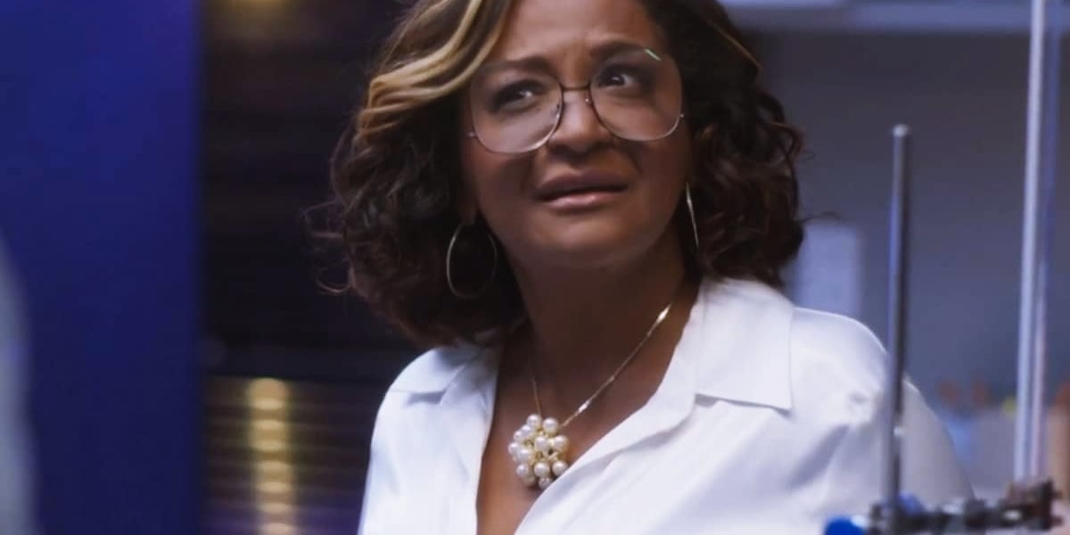 Marta usando camisa Branca na novela Cara e Coragem