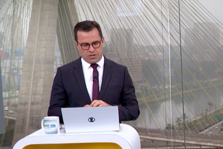 Visivelmente abatido, Rodrigo Bocardi já interrompeu programação da Globo com uma das notícias mais difíceis da vida - Foto Reprodução