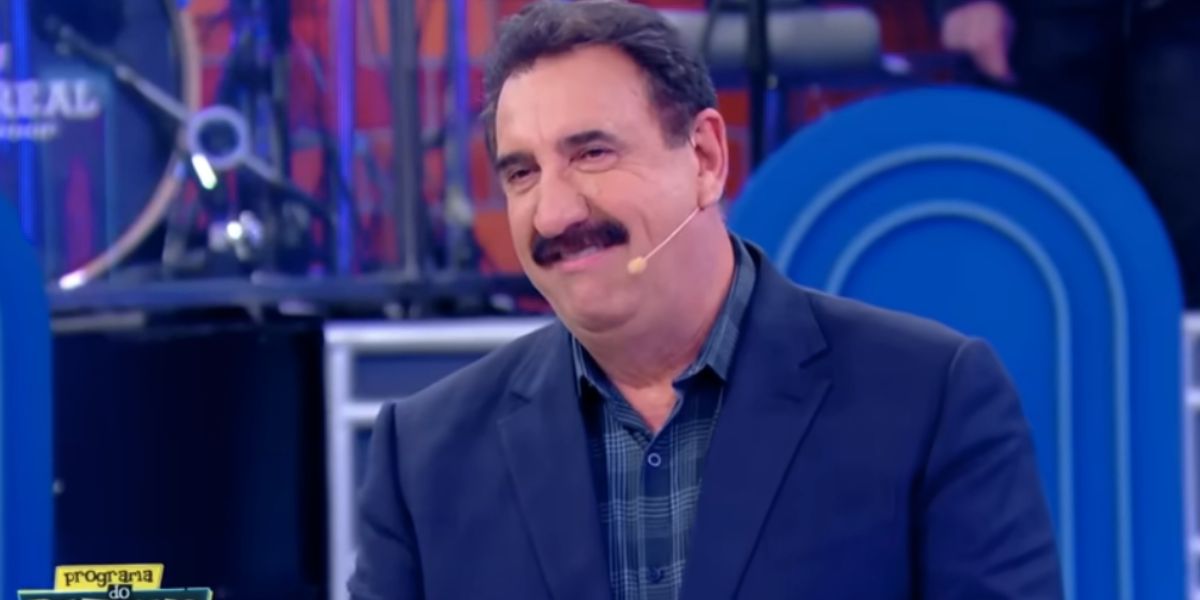 Ratinho demite Simone Munhoz de afiliada do SBT após apresentadora voltar de férias (Foto: Reprodução / Record)