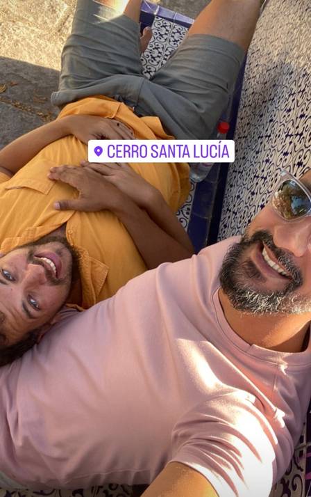 Irandhir Santos e seu marido gato, Roberto Efrem Filho - Foto Reprodução 