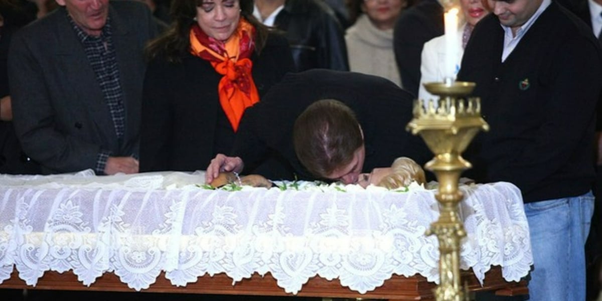 Silvio Santos deu selinho em Hebe durante velório (Foto: Reprodução/Iwi Onodera/EGO)