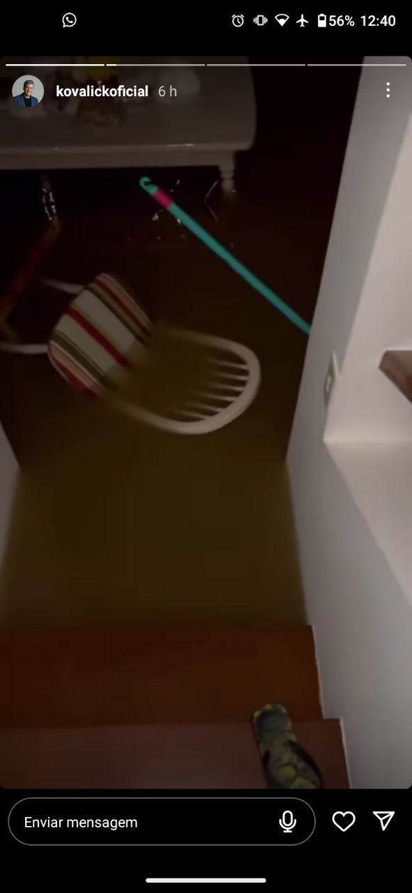 Roberto Kovalic fez questão de mostrar que a casa se encheu de água e não conseguia acessar a parte do terréo (Foto: Reprodução/ Instagram)