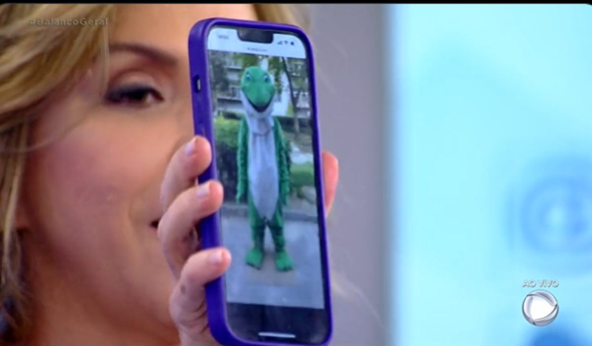 Keila Jimenez faz uma brincadeira com Fabíola Reipert mostrando uma foto de uma pessoa vestida de cobra e dizendo ser ela (Foto Reprodução/Twitter)