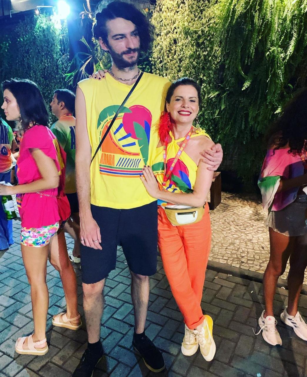 A famosa da Globo, Deborah Bloch, surge em clique raro ao lado do seu filho de 22 anos, e rapaz chama atenção por beleza e tamanho - Foto Reprodução Instagram