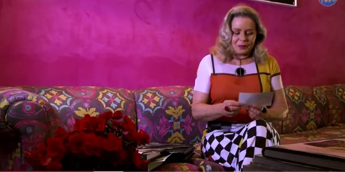 A grande atriz Vera Fischer, que brilhou na Globo, tem uma mansão luxuosa que conta com piscina gigante e quadros valiosos - Foto Reprodução YouTube