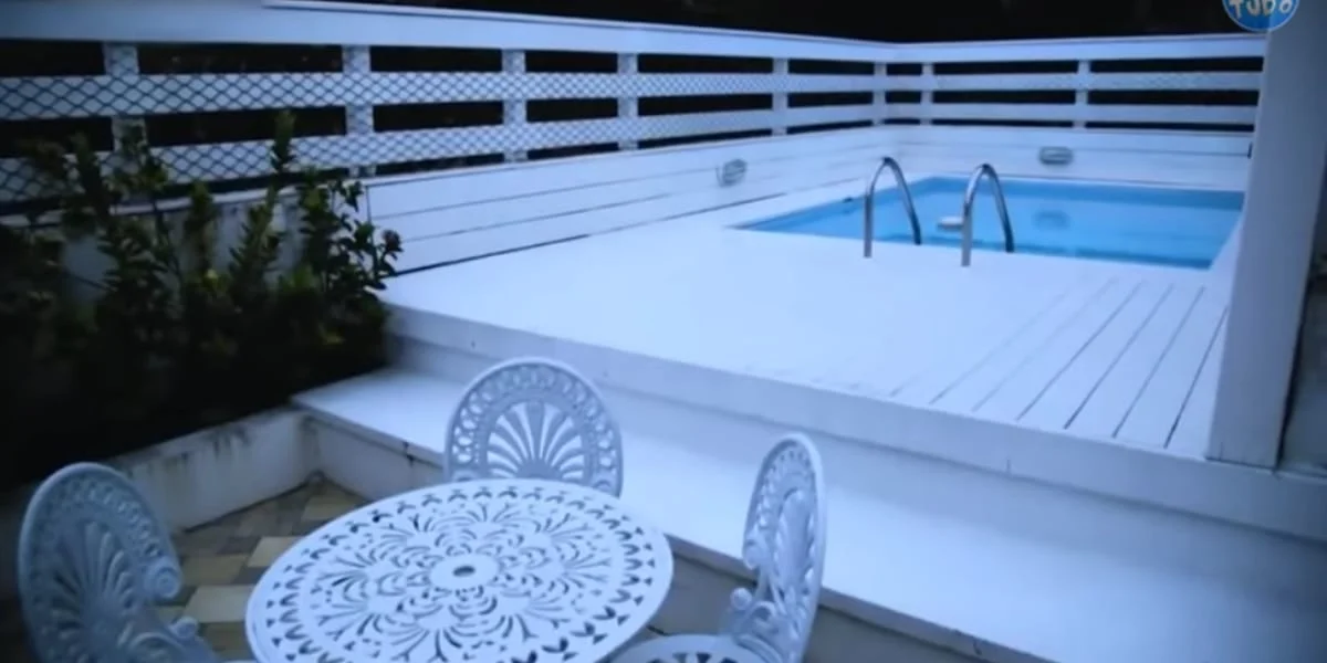 A grande atriz Vera Fischer, que brilhou na Globo, tem uma mansão luxuosa que conta com piscina gigante e quadros valiosos - Foto Reprodução YouTube