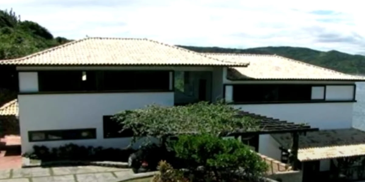 A mansão de Ana Maria Braga, apresentadora da Globo, que está abandonada - Foto Reprodução Internet A mansão de Ana Maria Braga, apresentadora da Globo, que está abandonada - Foto Reprodução Internet