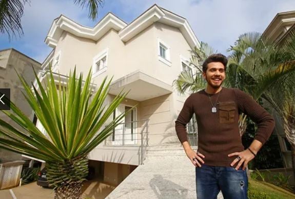 O cantor Gustavo Mioto possui uma mansão luxuosa com uma fachada majestosa que conta inclusive com um lindo piano - Foto Reprodução Internet