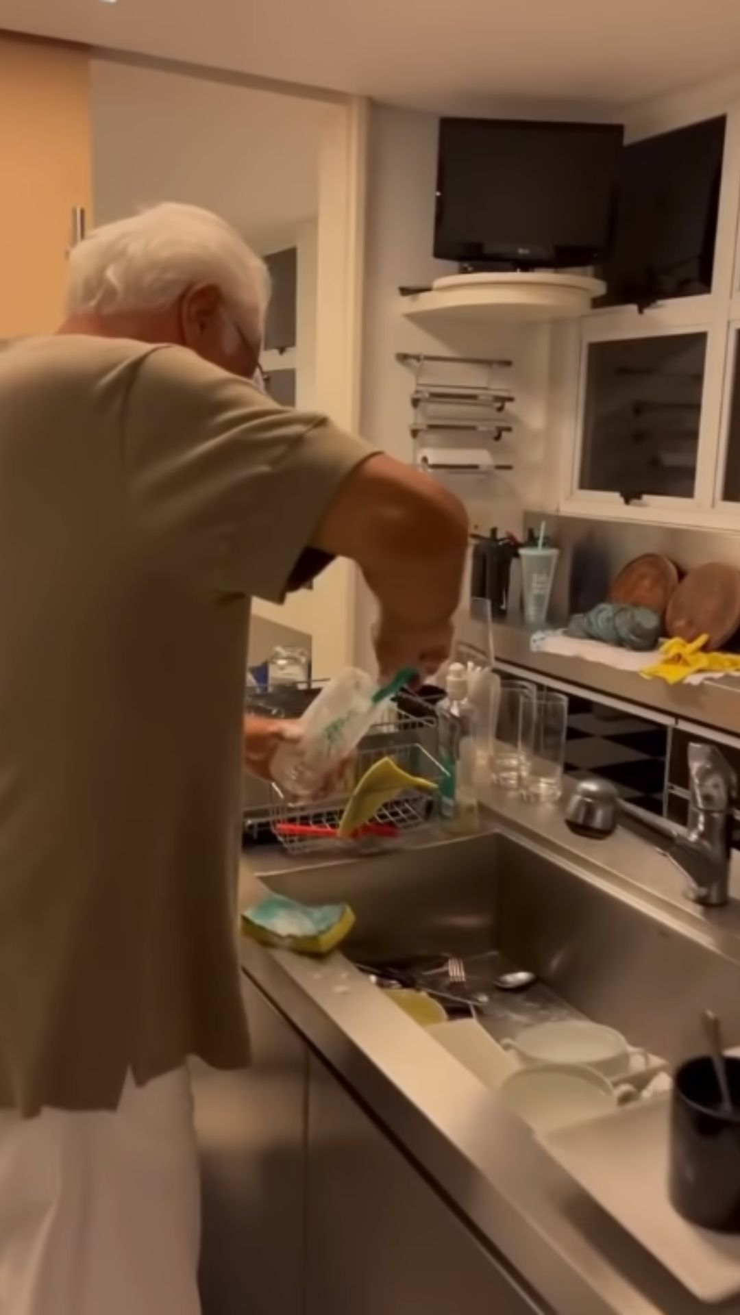 Nas redes sociais, Antônio Fagundes compartilha alguns momentos em sua mansão (Reprodução - Instagram)