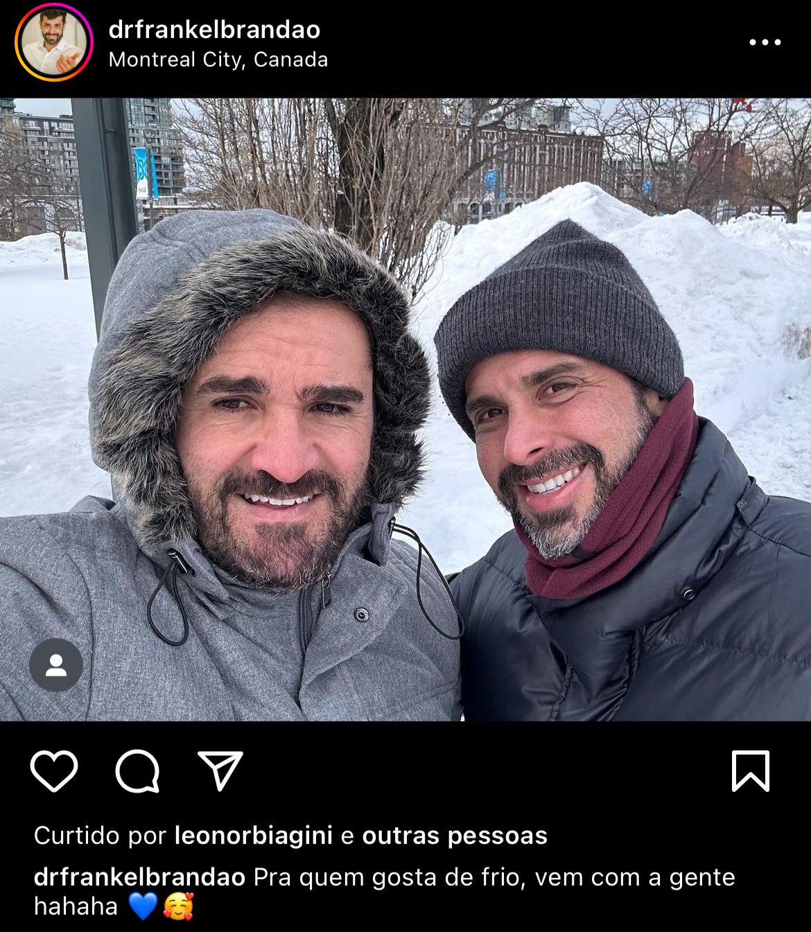 Âncora da Globo, gay, surge agarrado com noivo gato e se declara publicamente Abraço aquece - Foto Reprodução