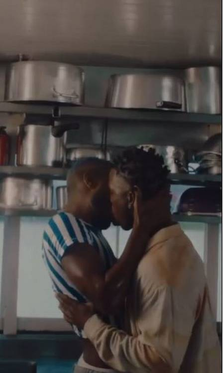 Ícaro Silva e Izra se beijando (Foto: Divulgação/ Instagram)