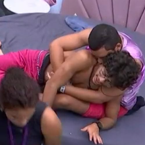 Após tentar beijar Gabriel Santana durante a festa, Bruno Gaga insiste dentro da casa. (Foto: Reprodução, Globo)