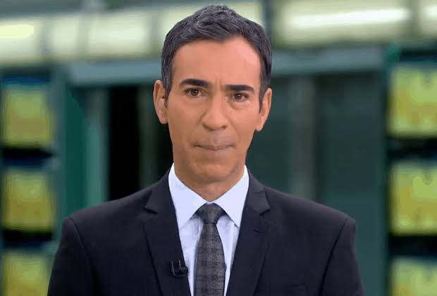 César Tralli anda até a bancada do JH, dá notícia arrasadora e crava Perverso - Foto reprodução César Tralli anda até a bancada do JH, dá notícia arrasadora e crava Perverso - Foto reprodução