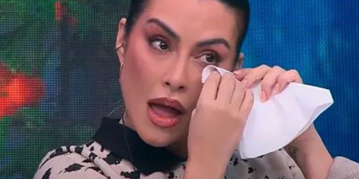 Cleo chorou ao receber declaração de amor de Fábio Jr em rede nacional (Foto: Reprodução / Programa do Faustão na Band) 