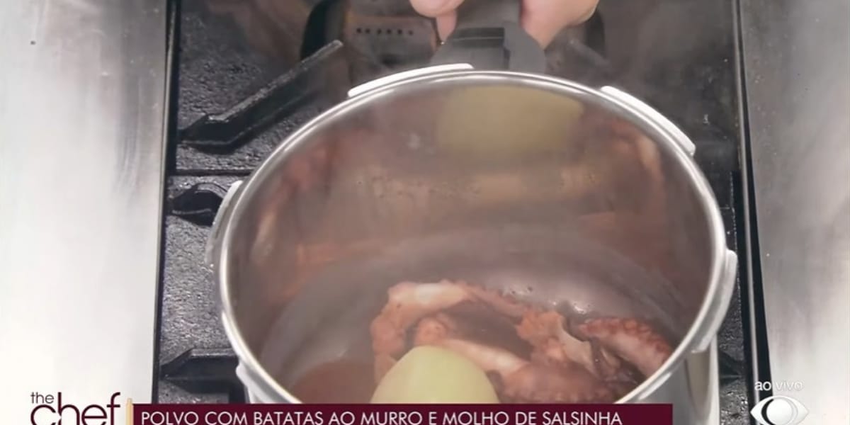 Como prometido, a panela foi aberta logo após a volta do intervalo (Reprodução: The Chef/ Band)