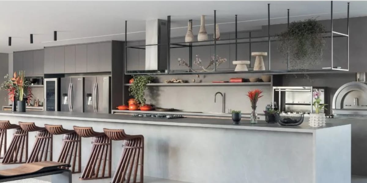 Cozinha moderna e luxuosa da residência em São Paulo (Reprodução: Youtbe)