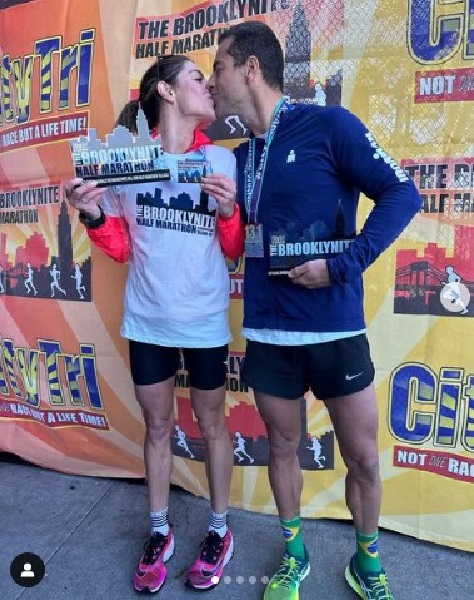 Daniela Cicarelli ao lado do marido após fazer uma maratona, mostrando estar focada na carreira de atleta (Foto: Reprodução/ Instagram)
