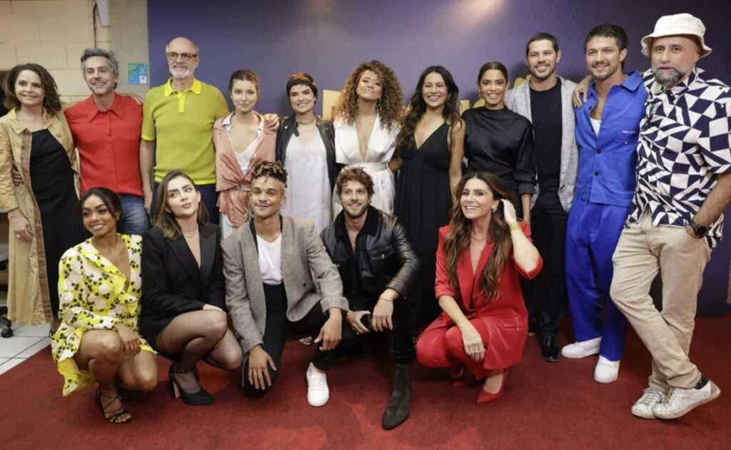 Elenco de Travessia e de Pantanal juntos nos bastidores do Domingão com Huck