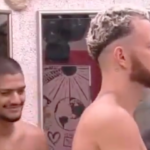 Gabriel Santana não se aguenta ao ver Fred Desimpedidos de cueca e agarra o saco (Foto: Reprodução)