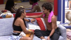 Gabriel e Paula conversam após a sister ter o chamado de 'gay' (Foto: Globo)